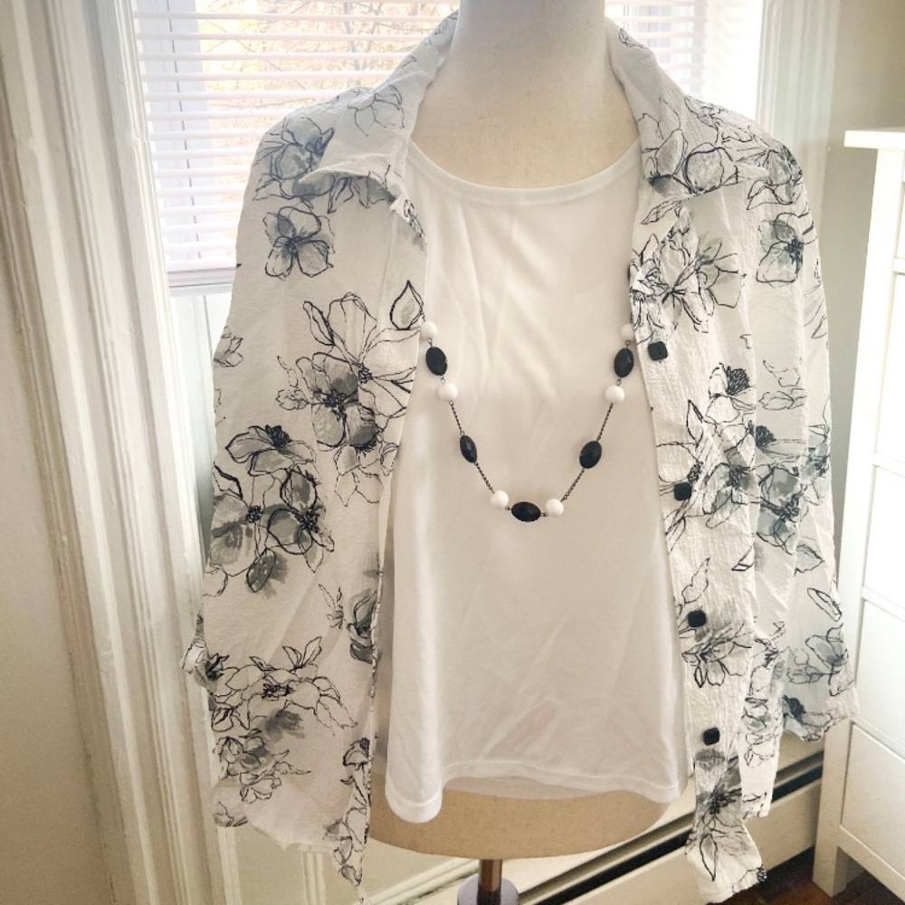 Alfred Dunner Floral Top with Attached/ Removable Necklace. Petite M